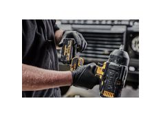udarni-vijacnik-xr-1-2-2x50a--polnilnik-z-dodatno-gumirano-zascito-dewalt-dcf900p2g_5035048743515_main.jpg